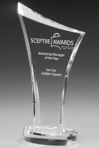 Glastrophäe "Fluctuc Award" mit Glasgravur