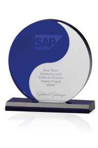 Glaspokal "Yin Yang Award" mit Lasergravur