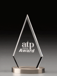 Glastrophäe "Metallicus Pyramid Award" mit Glasgravur