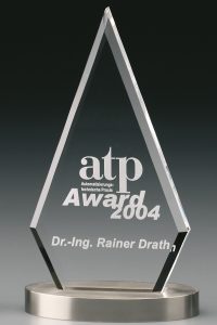 Glastrophäe "Metallicus Pyramid Award" mit Glasgravur
