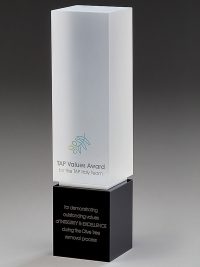 Glaspokal "Black and White Award" mit Lasergravur