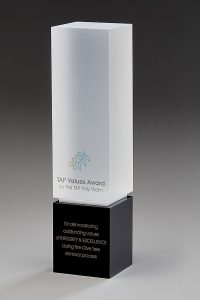 Glaspokal "Black and White Award" mit Lasergravur