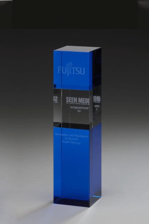 Glaspokal "Blue Cube Award" mit Lasergravur
