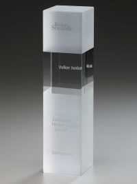 Glaspokal "Frozen Cubix Award" mit Lasergravur