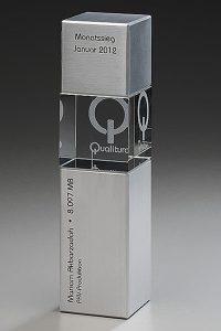 glaswert-metal-cubix-gravur-lasertechnik-glaspokal-auszeichnung
