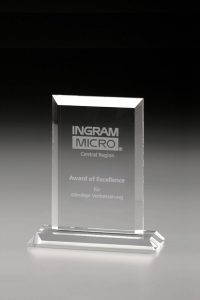 Glaspokal "Cubus Award" mit Lasergravur