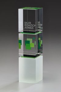 Glaspokal "Akira Award" mit Lasergravur