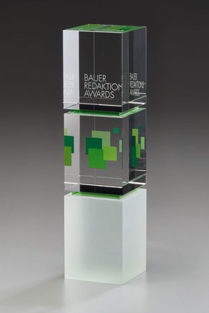Glaspokal "Akira Award" mit Lasergravur