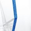 Glaspokal mit einer blauen Kante