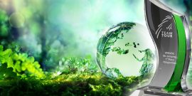 Acrylglastrophäen der GLobe meets Emerald Kollektion von Glaswert
