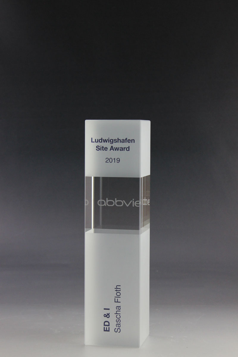 Glastrophäe mit UV-Direktdruck als Gravur