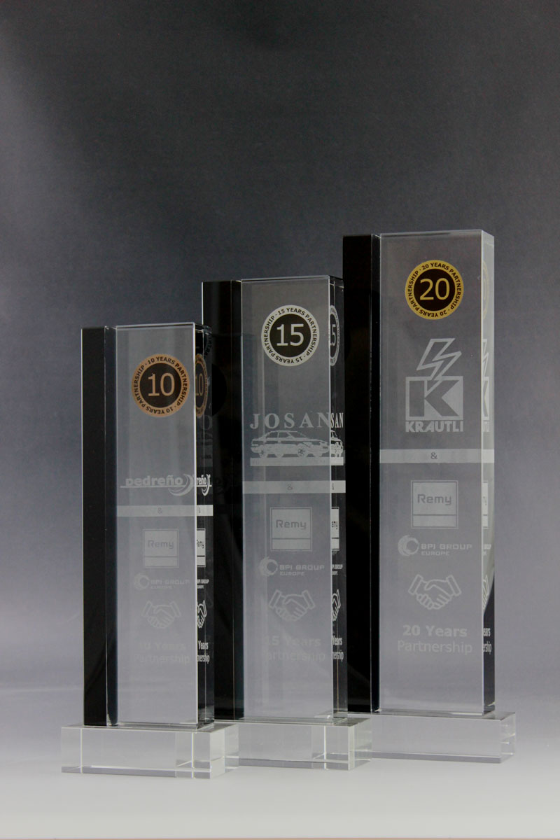 Glastrophäe mit Lasergravur und Folienschnitt