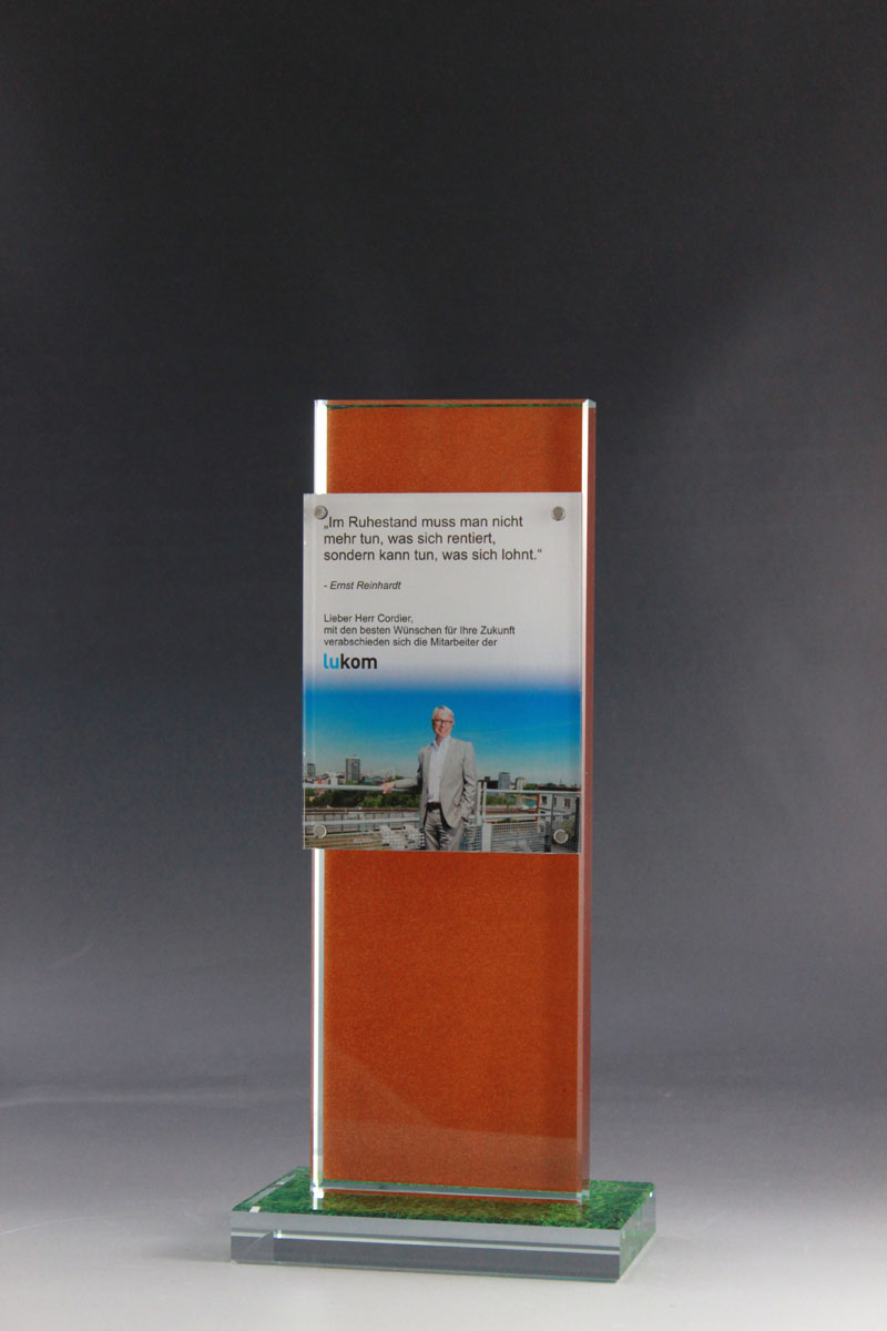 Individualisierte Glastrophäe mit vollflächigem Digitaldruck