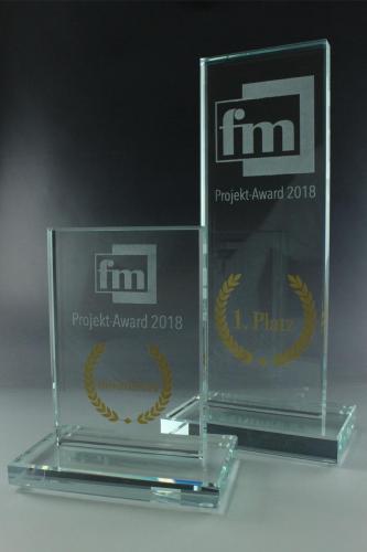 Glastrophäen in unterschiedliche Größen mit Lasergravur und goldene Folienschnitt