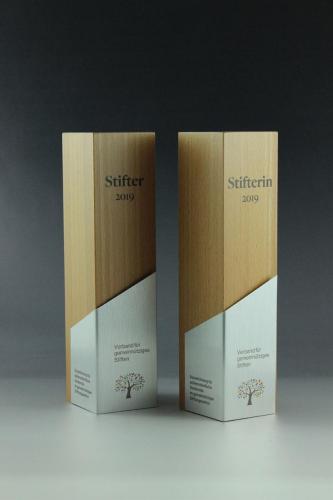 Glastrophäe aus Holz mit UV-Direktdruck als Gravur