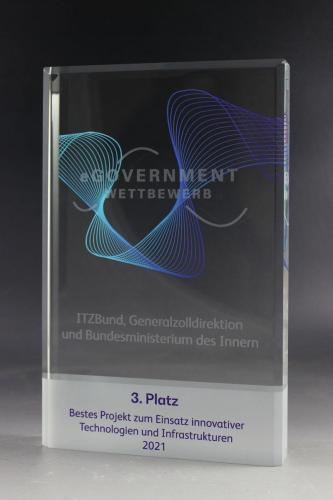 Kristallglastrophäe mit UV-Direktdruck und Lasergravur für die Firma BearingPoint