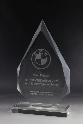 Lasergravur auf einer Kristallglastrophäe für BMW
