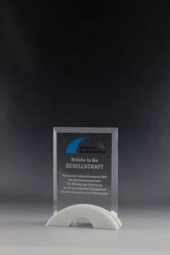 Glastrophäe mit einer Lasergravur und Digitaldruck veredelt