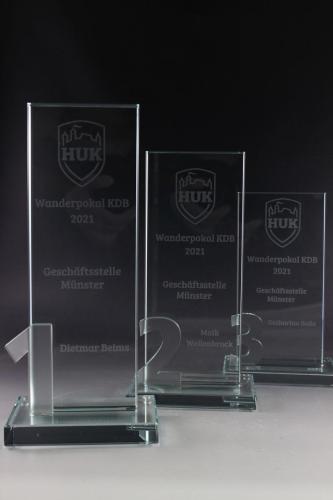 Glastrophäe mit Lasergravur und gelaserte Nummer für HUK Coburg
