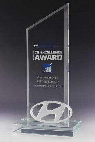 Glastrophäe für Hyundai mit Lasergravur