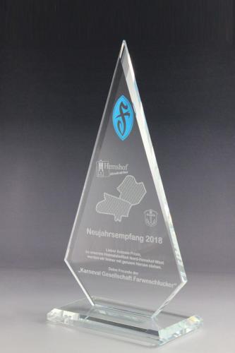 Glastrophäe mit Lasergravur und Folienschnitt