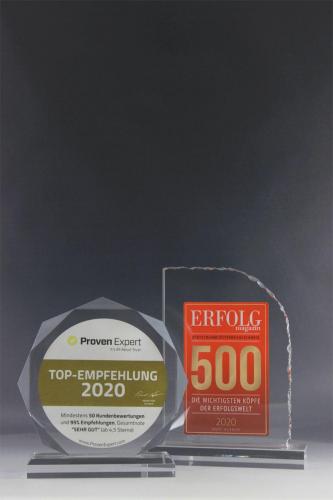 Zwei unterschiedliche Glastrophäen mit Digitaldruck