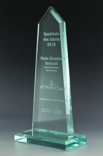 Glastrophäe mit einer Lasergravur für eine Sportlerehrung