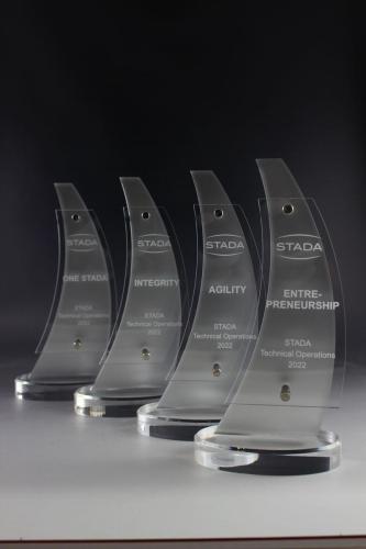 Vier Glastrophäe mit Lasergravur