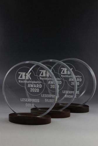 Glastrophäen mit Holzsockel mit Lasergravur