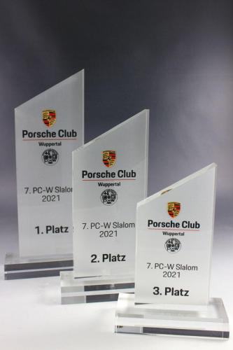 Glastrophäen mit einem transparentem Digitaldruck und rückseitig mit Etchedglasfolie beklebt